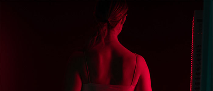 woman receiving red light therapy